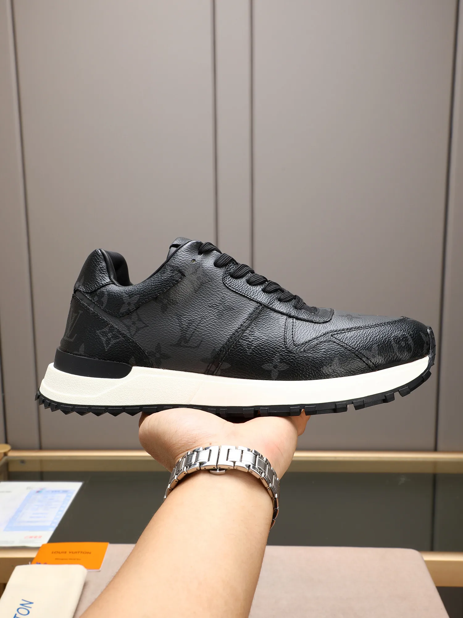 Men's Shoes 💰660 L The Run Away Maxi sneaker debuts in the 2025 collection and continues the iconic design of the Run Away sneaker. The smooth cowhide leather upper features contrasting LV lettering and Vuitton logos, and a lightweight rubber wedge outsole evokes running shoe construction. High level of comfort. Looks good, wears well and matches well. Worth buying! 7 color selection size: 39-44 (45 customized)